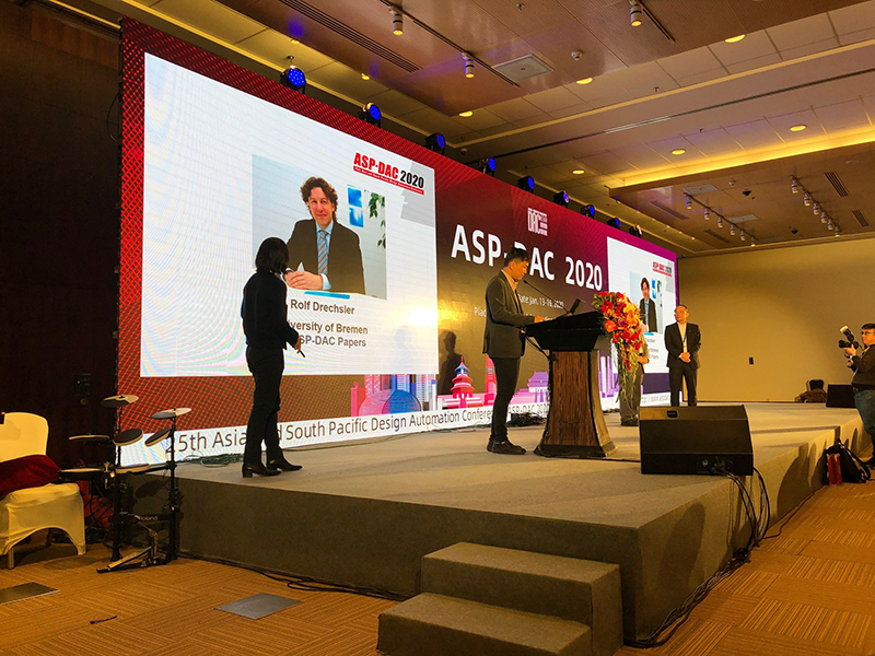 Professor Drechsler mit „ASP-DAC Prolific Author Award“ ausgezeichnet | ASP-DAC-Award_Verleihung
Quelle: DFKI GmbH, Robert Wille
